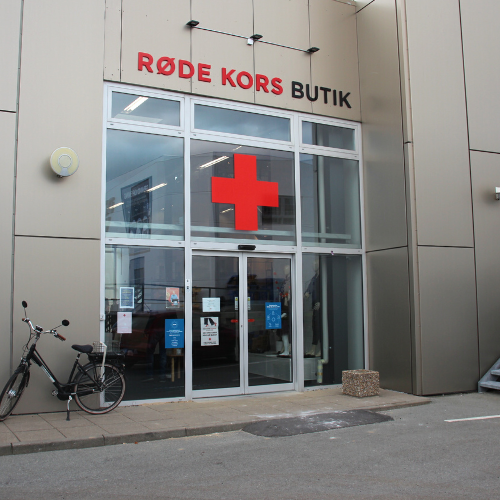 massefylde Forbipasserende TVstation Røde Kors butikken Tilst - Aarhus - Røde Kors